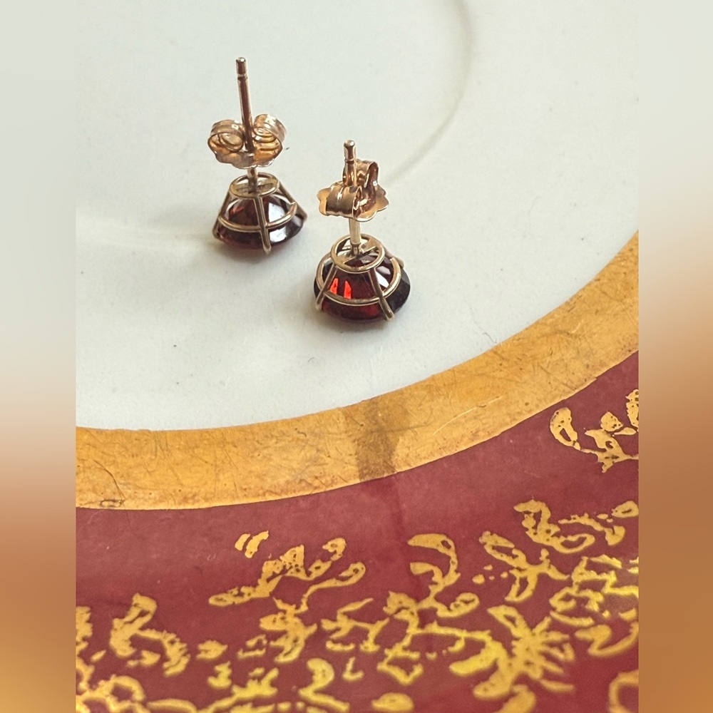 Elegant 10KT Gold and Garnet Stud Earrings - Picture 6 of 7